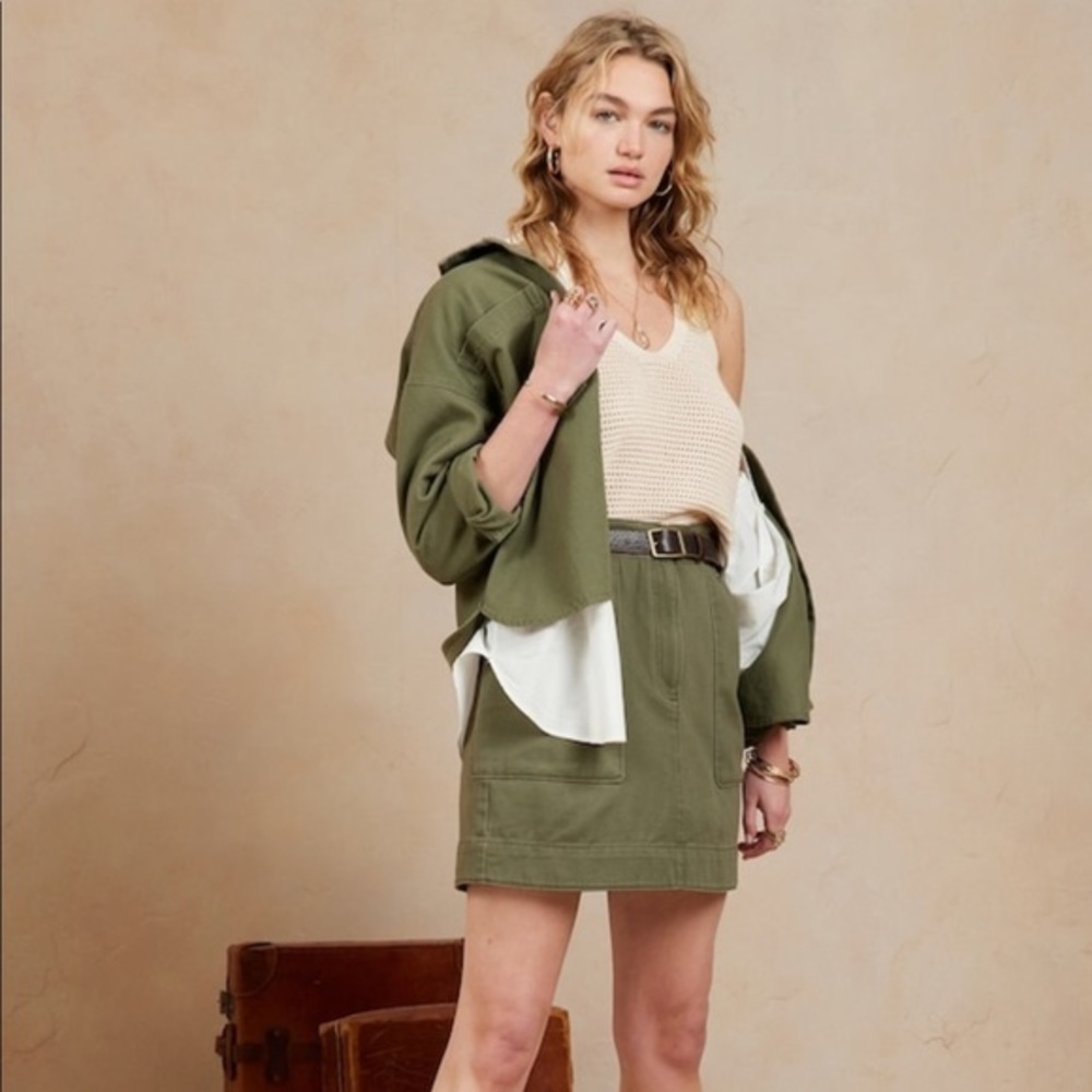 Banana Republic Green Utility Mini Skirt in size 2 - ⭐️NEW